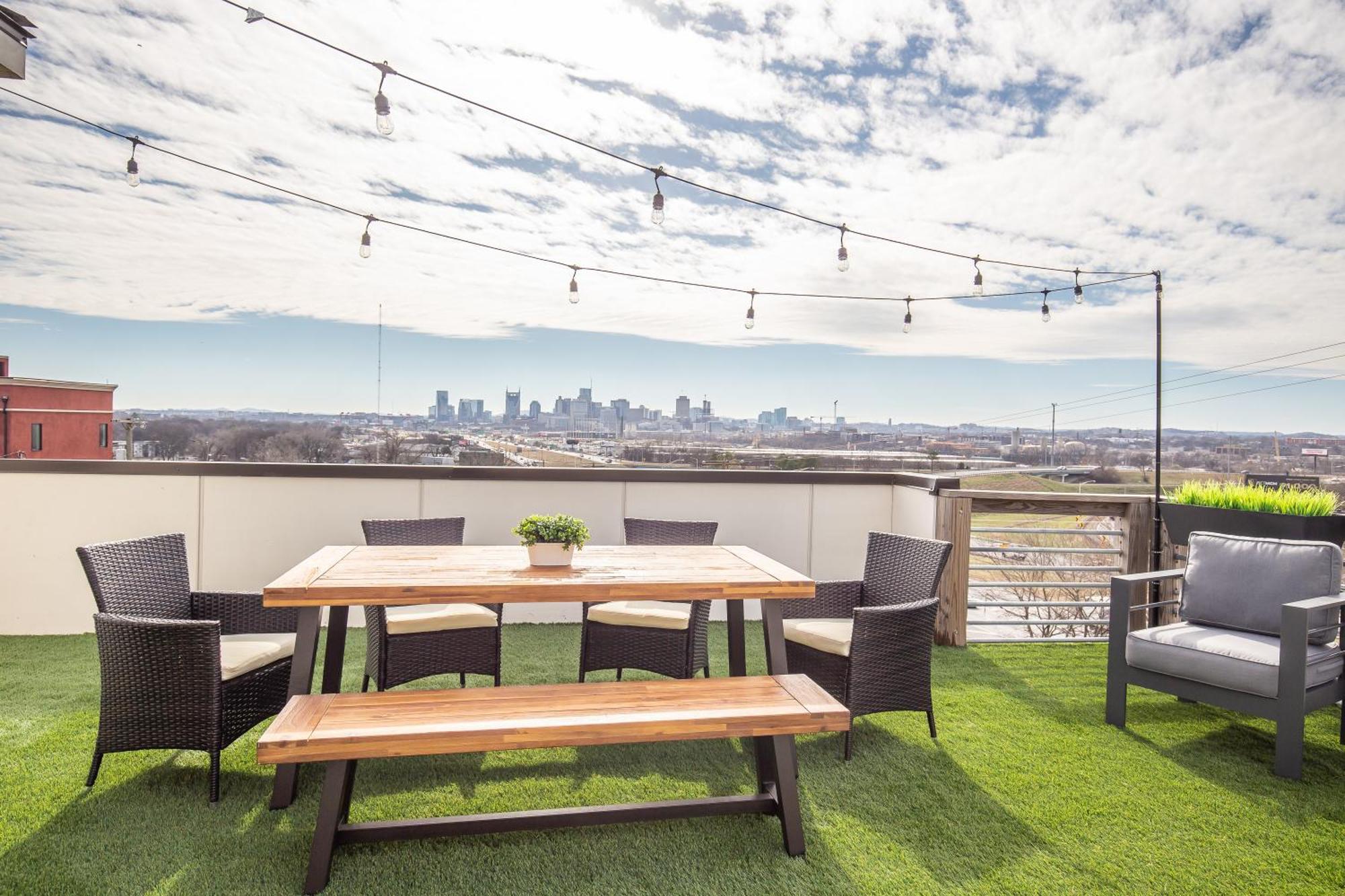 Whiskey House With Rooftop Golf, City Views! 8Min To Downtown! Sleeps 9! Nashville Luaran gambar