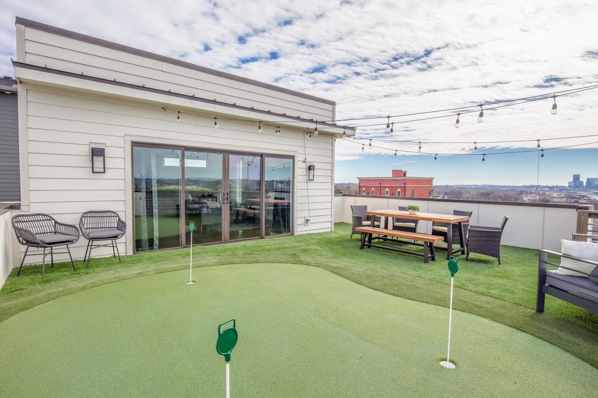 Whiskey House With Rooftop Golf, City Views! 8Min To Downtown! Sleeps 9! Nashville Luaran gambar