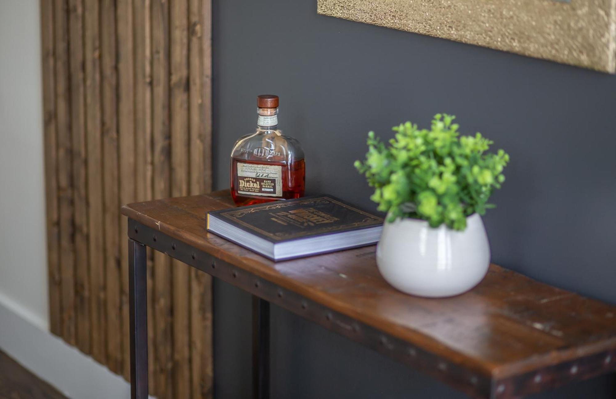 Whiskey House With Rooftop Golf, City Views! 8Min To Downtown! Sleeps 9! Nashville Luaran gambar